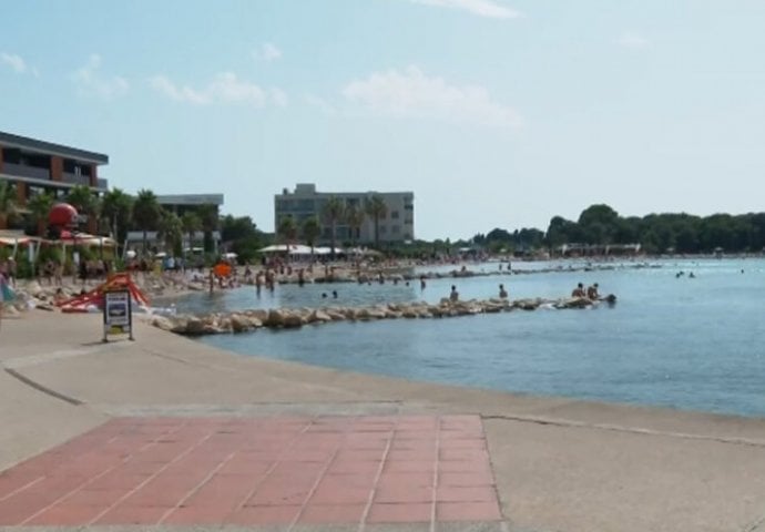 ZASTRAŠUJUĆI PRIZORI NA JADRANU: U lokalu se širio odvratan smrad, a NA PLAŽI NOVO NEUGODNO IZNENAĐENJE!