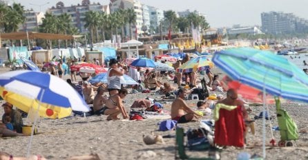 SRBIN DOBIO POKLON OD GRKINJE, PA SE ŠOKIRAO KAD GA OTVORIO: "Ljudi pomagajte, kako ovo da shvatim?"  (FOTO)