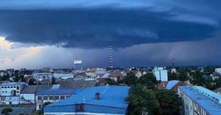 APOKALIPTIČNE SCENE U ZRENJANINU, GRAĐANI POSMATRALI SA ZEBNJOM I U NEVJERICI! Kao da će sve progutati - SUPERĆELIJSKI oblak se nadvio nad gradom (VIDEO)