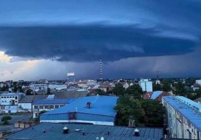 APOKALIPTIČNE SCENE U ZRENJANINU, GRAĐANI POSMATRALI SA ZEBNJOM I U NEVJERICI! Kao da će sve progutati - SUPERĆELIJSKI oblak se nadvio nad gradom (VIDEO)