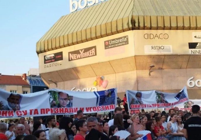 Sramotno: Četnički simboli i slike Ratka Mladića na 'patriotskom' koncertu u Banjoj Luci