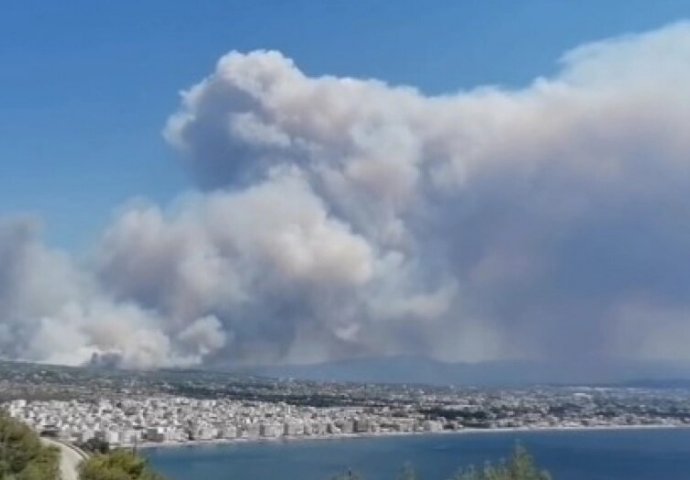 KATASTROFALAN POŽAR BJESNI U OMILJENOM LJETOVALIŠTU SRBA: Grčki vatrogasci se bore sa stihijom, vatra guta i kuće? (VIDEO)