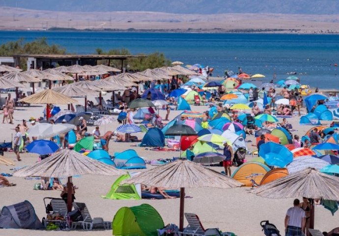 "MOŽDA SU POSLIJE KAFE HTJELI DA ZAKUHAJU GRAH" Hit snimak sa plaže u Hrvatskoj: Turisti donijeli kuhalo na plin i džezvu, a onda su stigli komunalci