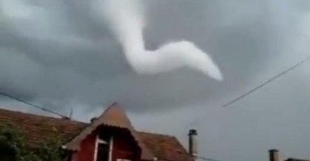 MA BACI CVIJEĆE, BRE, TORNADO! U PODRUM! Nevjerovatan snimak kod Beograda, NADVILO IM SE NAD KUĆOM, porodica prestravljena (VIDEO)