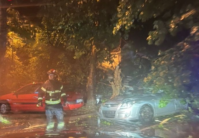 NIŠLIJE PADALE POD NALETOM VJETRA, ODLETIO KROV PUMPE: Stigla neviđena oluja, zgrada se ljuljala kao da je zemljotres