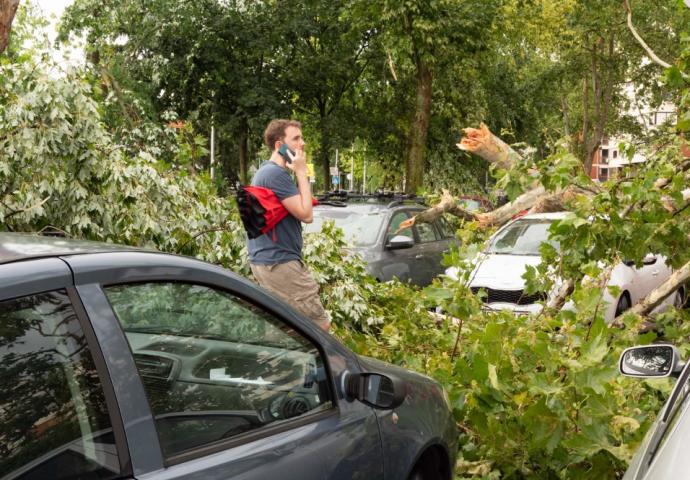 STRAŠNA OLUJA POHARALA SLOVENIJU, HRVATSKU, BIH I SRBIJU, NAJTEŽE JE POGOĐEN ZAGREB: Sve učestalije ekstremno vrijeme dodatno otvara raspravu o devastirajućim učincima klimatskih promjena