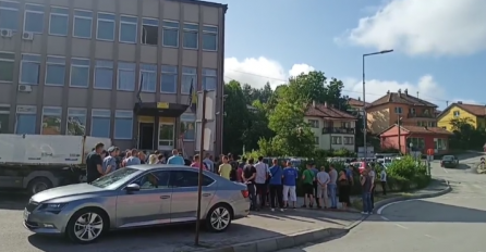 VJEROVALI ILI NE/Pred zgradom Suda u Kaknju okupili se građani: Podrška uhapšenim policajcima?