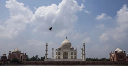 Nestvarne scene u Indiji: Velike poplave, voda stigla i do Taj Mahala