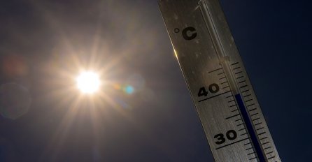 Zabilježena temperatura od 80 stepeni: ČAK I PORED EKSTREMNE TEMPERATURE LJUDI POHRLILI DA SE SLIKAJU PORED OGROMNOG TERMOMETRA, EVO GDJE JE IZMJERENA