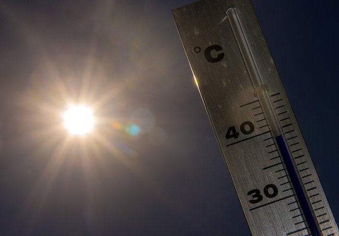 Zabilježena temperatura od 80 stepeni: ČAK I PORED EKSTREMNE TEMPERATURE LJUDI POHRLILI DA SE SLIKAJU PORED OGROMNOG TERMOMETRA, EVO GDJE JE IZMJERENA