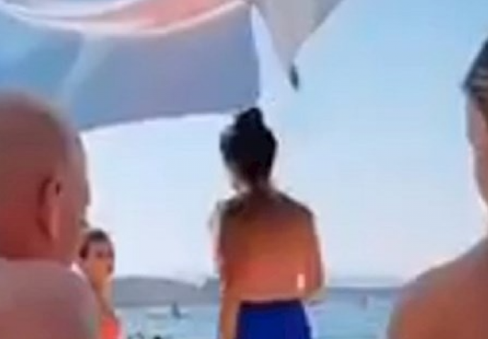 SNIMAK SA PLAŽE U MAKARSKOJ HIT NA DRUŠTVENIM MREŽAMA: Pogledajte šta je ovaj muškarac uradio (VIDEO)