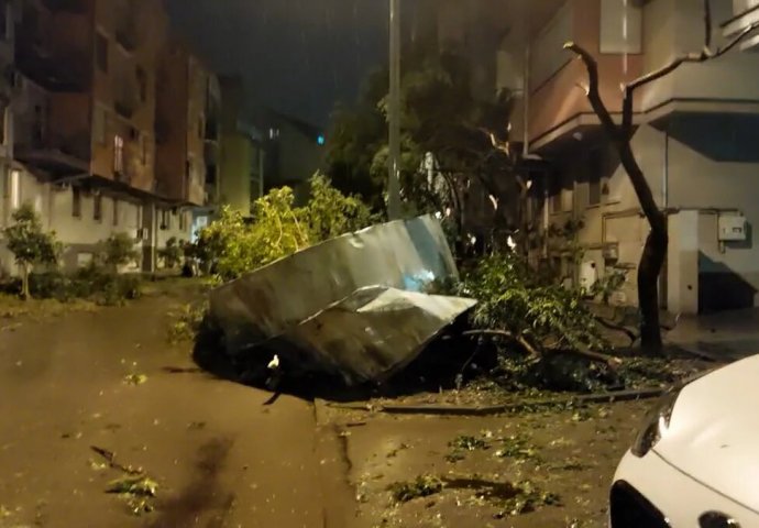 NOĆ KOJA JE PROGUTALA NOVI SAD Ako ste zamišljali apokalipsu, ona ovako izgleda: Snimci bude neopisivu jezu, oluja je SVE UNIŠTILA (VIDEO)