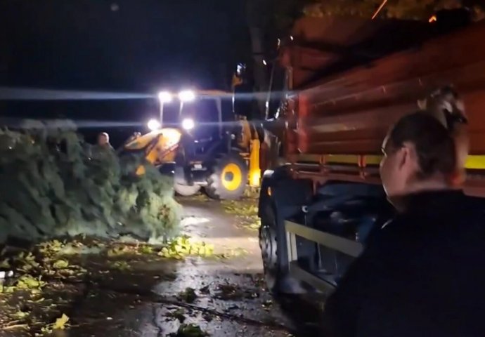 ORKANSKI VETAR RAZORIO BAČKU PALANKU Mirović: "Dramatične vijesti o šteti, stiže pomoć" (VIDEO)