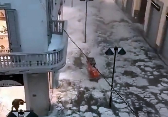 PRIZOR NAKON TORNADA U ITALIJI IZAZIVA JEZU Superćelija napravila RIJEKU OD LEDA (VIDEO) Share