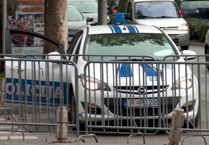 Budva: Motociklista divljao gradom pa oborio policajca na kolovozu