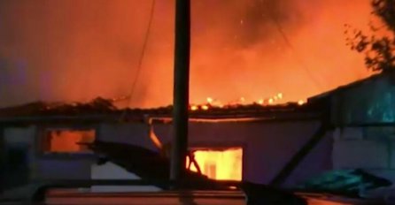 UDAR GROMA IZAZVAO POŽAR U ZAJEČARU: Vatra tokom noći gutala porodičnu kuću (VIDEO)