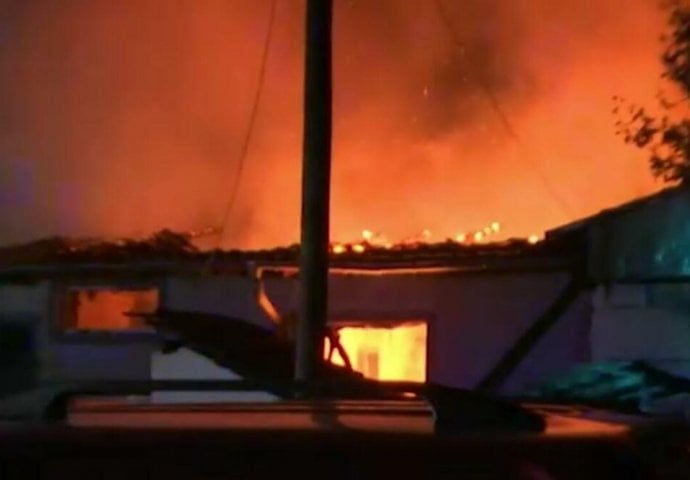 UDAR GROMA IZAZVAO POŽAR U ZAJEČARU: Vatra tokom noći gutala porodičnu kuću (VIDEO)