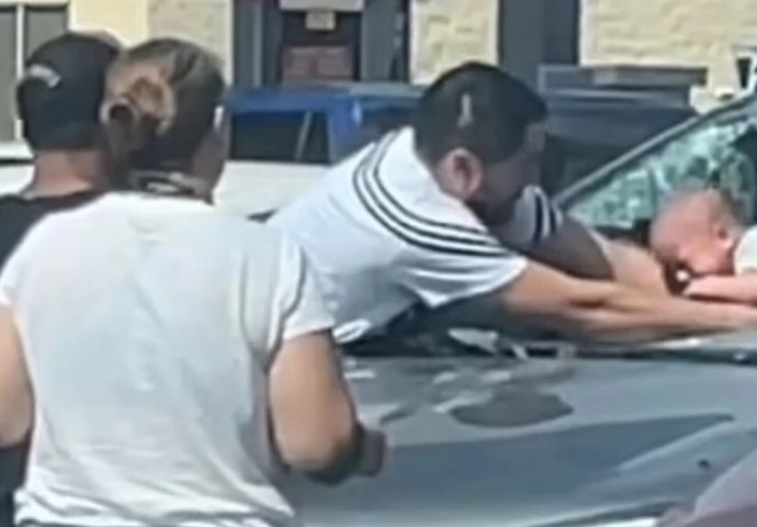 DRAMATIČNO SPAŠAVANJE: Otac razbija šoferšajbnu i kroz staklo izvlači BEBU IZ VRELOG AUTOMOBILA (VIDEO)