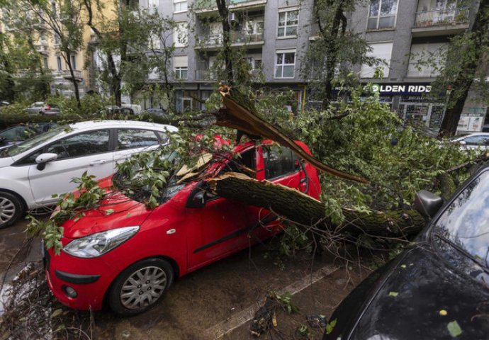 POGLEDAJTE ŠTA JE SUPERĆELIJSKA OLUJA NAPRAVILA U ITALIJI: Zastrašujući snimak (VIDEO)