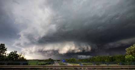 VJETAR ČUPAO DRVEĆE, RUŠIO KROVOVE: Strašno nevrijeme pogodilo Sloveniju, domaćinstva ostala bez struje (FOTO)