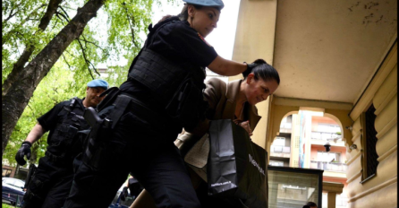 Alma Destanović, Ibrina sekretarica, kuhalom udarila zatvorskog čuvara