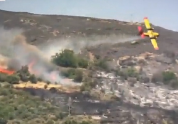 Uznemirujući snimak: U Grčkoj se srušio kanader, piloti poginuli (VIDEO)