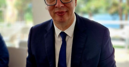 VUČIĆ OBJAVIO SLIKU DORUČKA: Svi gledaju ugao druge slike - VIDITE LI ŠTA JE NA NJOJ? (FOTO)