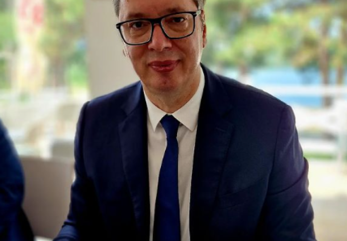 VUČIĆ OBJAVIO SLIKU DORUČKA: Svi gledaju ugao druge slike - VIDITE LI ŠTA JE NA NJOJ? (FOTO)