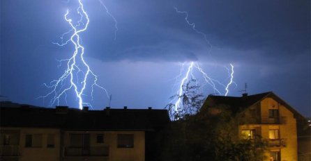 ŠTA JE NA SLICI?: Žena htjela snimiti munje, ali je kamera uhvatila nešto jako ČUDNO: POGLEDAJTE OVU NEOBIČNU FOTOGRAFIJU