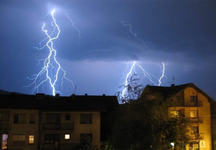 ŠTA JE NA SLICI?: Žena htjela snimiti munje, ali je kamera uhvatila nešto jako ČUDNO: POGLEDAJTE OVU NEOBIČNU FOTOGRAFIJU