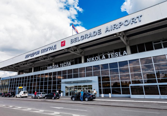 TRAGEDIJA NA AERODROMU NIKOLA TESLA: Čovjek sletio iz Čikaga, pa pao na mjestu MRTAV, EVO ŠTA SE DOGODILO