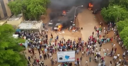 Fluidna i napeta situacija u Nigeru dan nakon državnog udara: pučisti zapalili sjedište vladajuće stranke, vojska ih podržala, svrgnuti predsjednik tvrdi da će "demokracija prevladati"