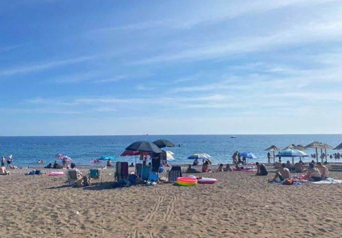 "PLAŽA DUHOVA U CRNOJ GORI", NEMA KUPAČA! Turisti se zainatili: Nećete vjerovati koliko košta ležaljka na jedan dan, VAN SVAKE PAMETI