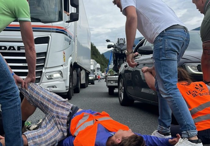 POGLEDAJTE VIDEO: Aktivisti blokirali autoput, vozači nasrnuli na njih