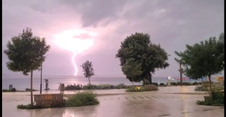 NEVRIJEME U CRIKVENICI: 'Trebalo je već sunce izaći, ali je i dalje bio mrak kao da je noć' (VIDEO)