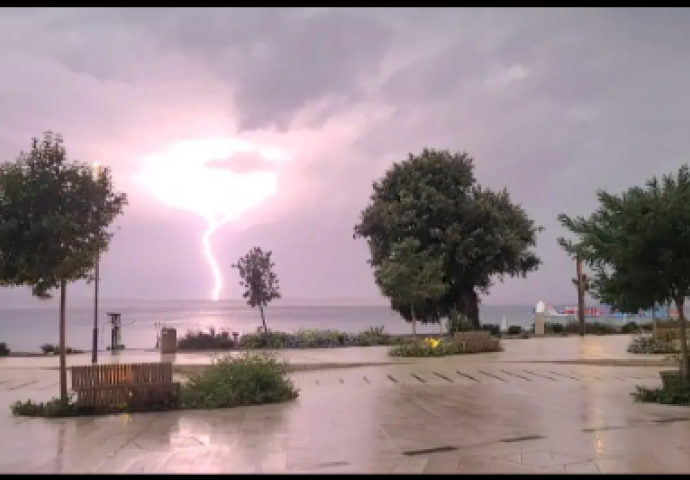 NEVRIJEME U CRIKVENICI: 'Trebalo je već sunce izaći, ali je i dalje bio mrak kao da je noć' (VIDEO)