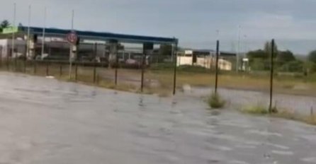 SNAŽNO NEVRIJEME POGODILO KRUŠEVAC I ĆUPRIJU: Obilne padavine poplavile ulice, a sada se kreću ka OVOM DIJELU Srbije (VIDEO)