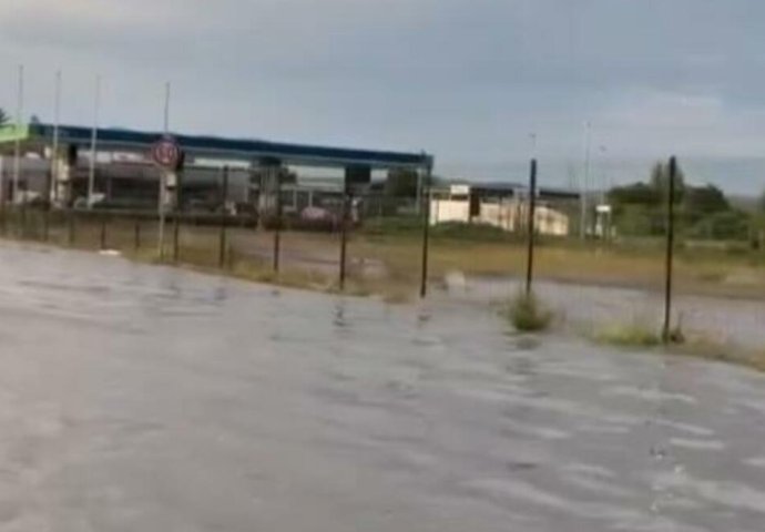 SNAŽNO NEVRIJEME POGODILO KRUŠEVAC I ĆUPRIJU: Obilne padavine poplavile ulice, a sada se kreću ka OVOM DIJELU Srbije (VIDEO)