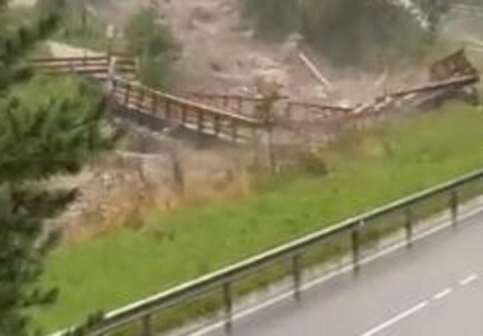 APOKALIPTIČNI SNIMCI IZAZIVAJU JEZU! NEVRIJEME IZAZVALO NEZAPAMĆEN ODRON: Pogledajte dramatične snimke, kamenje pada na automobile, bujice nose mostove (FOTO/VIDEO)