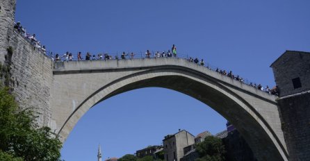 Preminula žena koja je pala na stijene tokom skokova sa Starog mosta