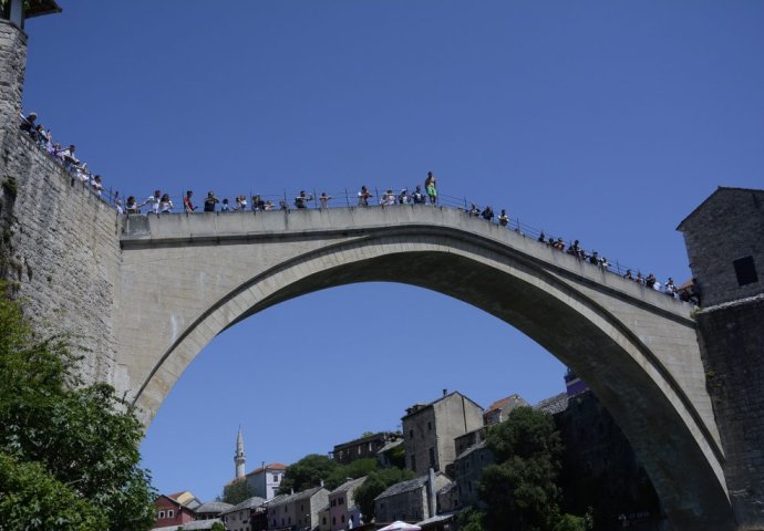 Preminula žena koja je pala na stijene tokom skokova sa Starog mosta