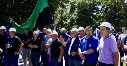 Zenički rudari stigli ispred Elektroprivrede BiH: Uzvikuju “lopovi, lopovi…”