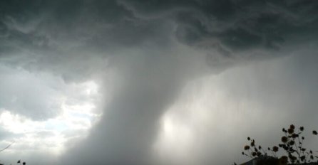 STIŽE RAZORNI TORNADO! METEOROLOZI POSLALI HITNO UPOZORENJE: Ova evropska država je na udaru