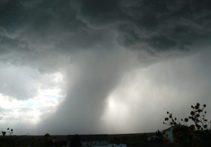 STIŽE RAZORNI TORNADO! METEOROLOZI POSLALI HITNO UPOZORENJE: Ova evropska država je na udaru