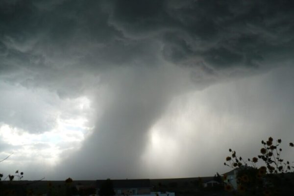 STIŽE RAZORNI TORNADO! METEOROLOZI POSLALI HITNO UPOZORENJE: Ova evropska država je na udaru