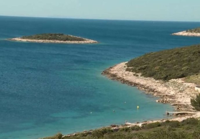 Nova pravila na Jadranu: EVO ŠTA ĆE SE DOGODITI ONIMA KOJI OSTAVE PEŠKIR, DUŠEK ILI LEŽALJKU NA PLAŽI