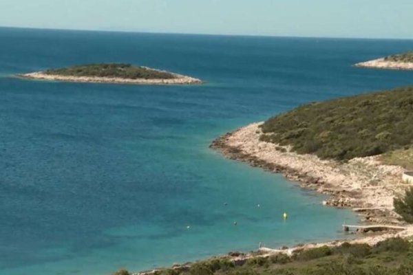 Nva pravila na Jadranu: EVO ŠTA ĆE SE DOGODITI ONIMA KOJI OSTAVE PEŠKIR, DUŠEK ILI LEŽALJKU NA PLAŽI