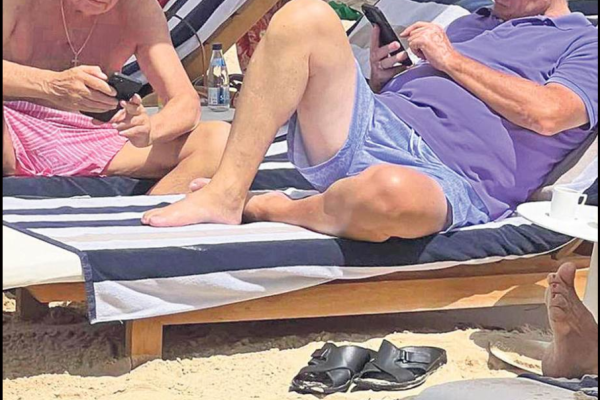 POZNATI POLITIČARI UHVAĆENI KAKO SE IZLEŽAVAJU NA PLAŽI! Sunčali se u NAJSKUPLJEM rizortu, nisu ispuštali telefone! (FOTO)