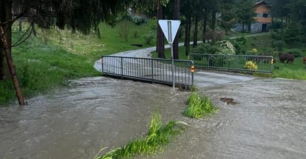 Saobraćajni kolaps u Sloveniji, zbog nevremena suspendirane i vinjete!