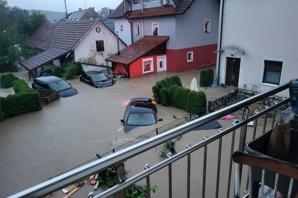 HAOS U SLOVENIJI: Poplavljena naselja, bujice nose aute, ljude evakuiraju: "Voda šiklja sa svih strana i ulazi u kuće kroz prozore!" PROGLAŠAVA SE VANREDNO STANJE (VIDEO)